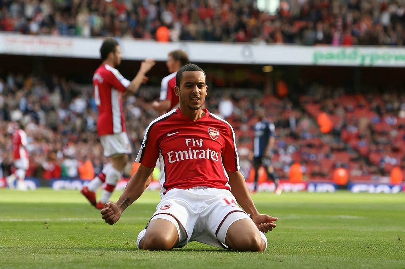 开云注册平台-阿森纳引发争议！，哈登官方宣布锐不可当新规全场沸腾不已(是谁把温格带到阿森纳)